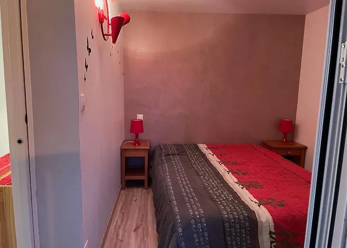 בית נופש With Swimming Pool 500 M From The